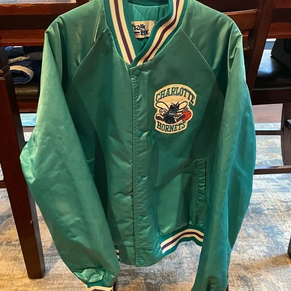 Nice Vintage Chalk Line Charlotte Hornets Size XL Starter Style Spellout Rare